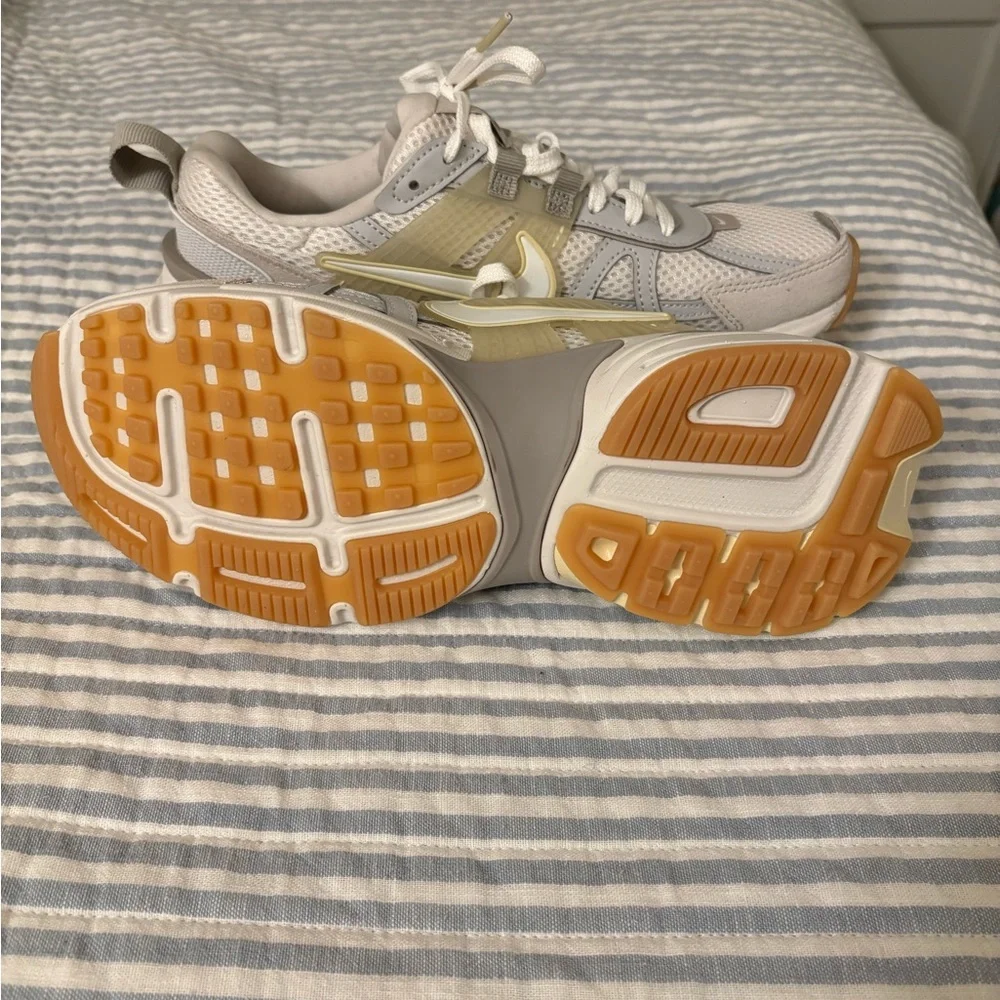 Nike Women's Sneakers in Light Gray and Pale Yellow